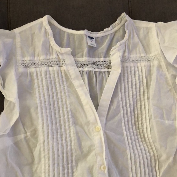 EXCELLENT CONDITION OLD NAVY WHITE RUFFLE TOP - Picture 2 of 6